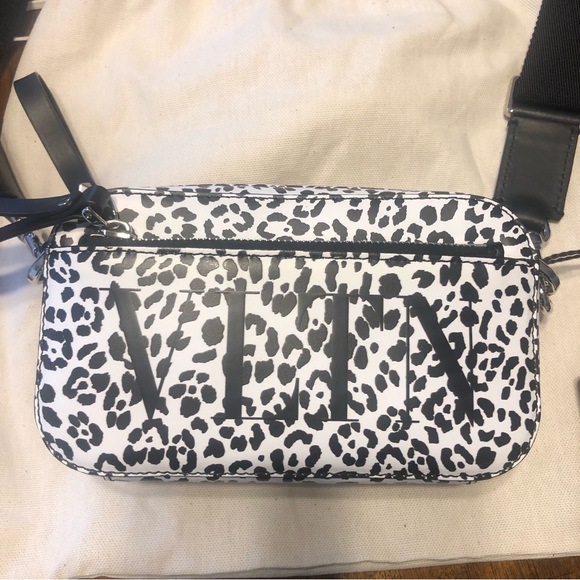 NEW $1050 VALENTINO VLTN Logo Animalier Print Leather Camera Bag! - Picture 8 of 14